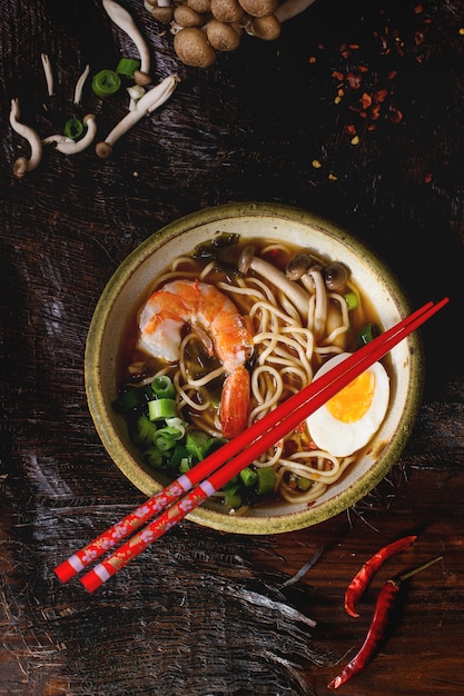 Aziatische soep ramen met garnalen