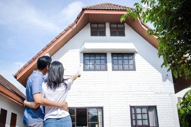Foto aziatische stellen zijn blij met een nieuw huis verhuizen familie concept onroerend goed zakelijke kopieerruimte