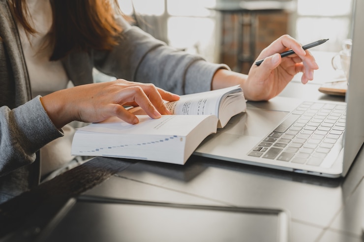 Foto aziatische student online leren en onderwijs thuis