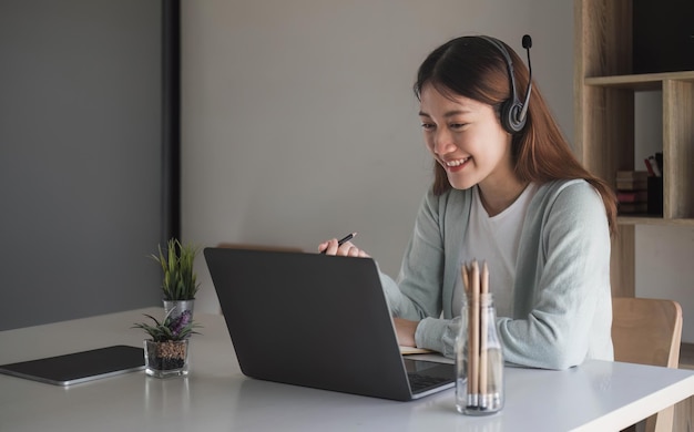 Foto aziatische studente online leerklas studie online videogesprek leraar gelukkig aziatisch meisje leert