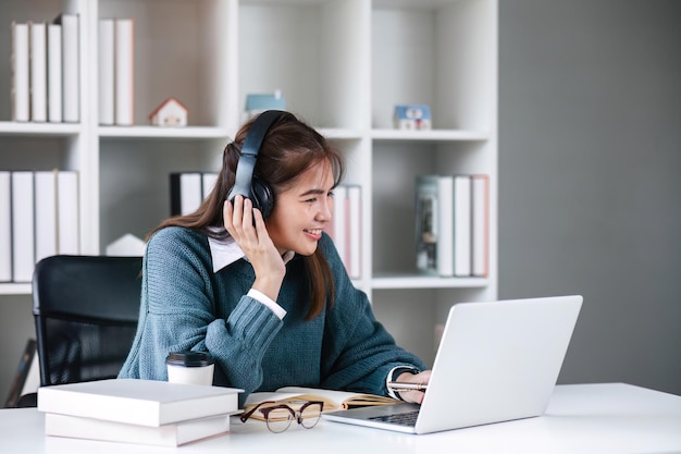 Aziatische studente online leerklas studie online videogesprek zoomleraar gelukkig Aziatisch meisje leert