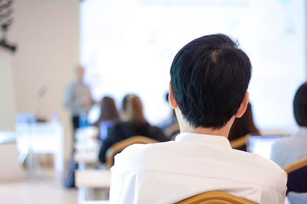 Foto aziatische thaise man luisterde en besteedde aandacht aan spreker in conferentie- en seminarevenement