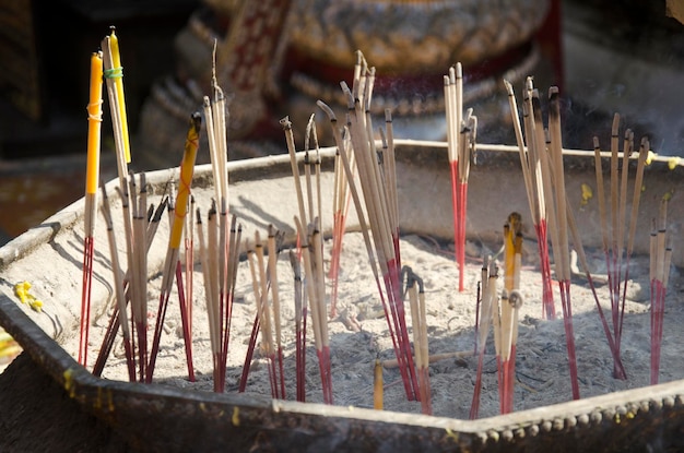 Aziatische Thaise mensen en buitenlanders die wierook branden bij joss stick pot of thurible voor respect en bidden god in Wat Phra That Doi Suthep op de berg Doi Suthep in Chiang Mai, Thailand