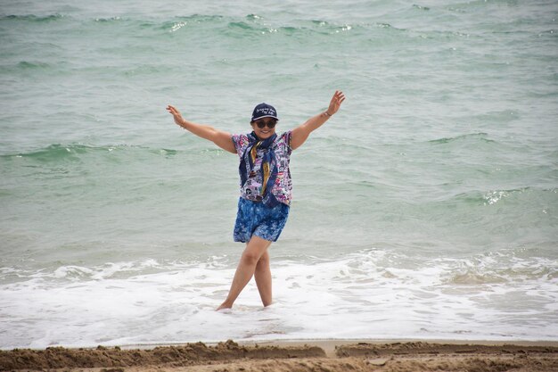 Aziatische Thaise oude vrouwen reizen poseren voor het nemen van foto's en spelen in de zee op het Ban Krut-strand op 30 januari 2018 in Prachuap Khiri Khan, Thailand