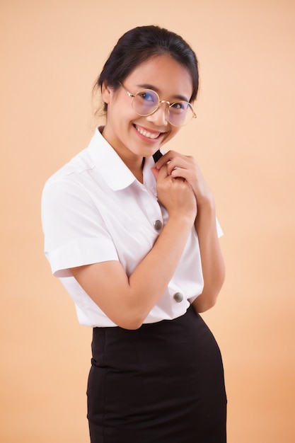 Aziatische Thaise studente in uniform. portret van gelukkig lachend Aziatische Thaise universitaire studente