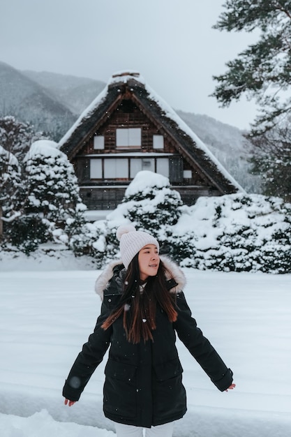 Aziatische toerist die shirakawago-dorp reist met witte sneeuw japan winterseizoen