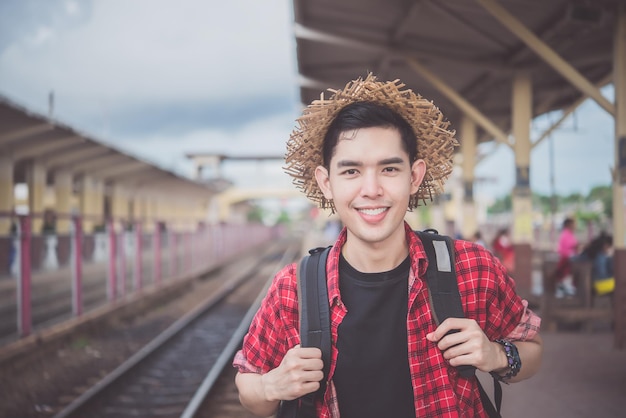 Aziatische toeristen wachten trein op treinstation thailand hipster man gaat reizen