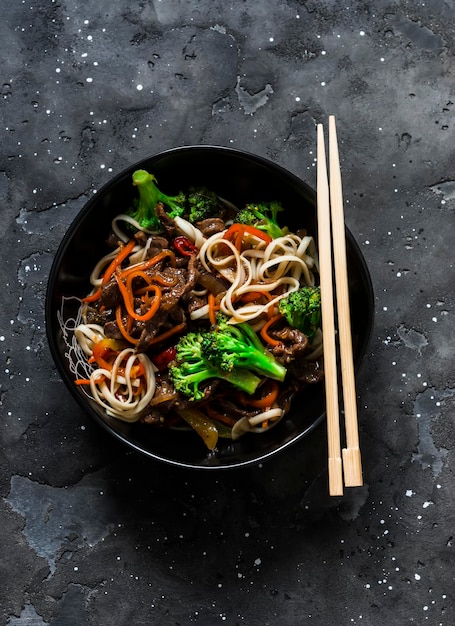 Aziatische udon noedels met rundvlees en groenten heerlijke lunch op een donkere achtergrond bovenaanzicht