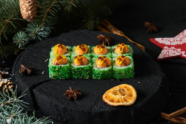 Aziatische voedsellevering aan huis, diverse sushi sets in plastic bakjes met sauzen