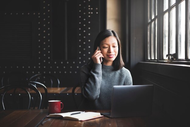 Aziatische vrouw aan de telefoon