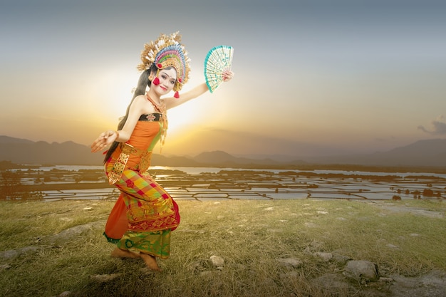 Aziatische vrouw Balinese traditionele dans (Kembang Girang-dans) dansen bij buiten