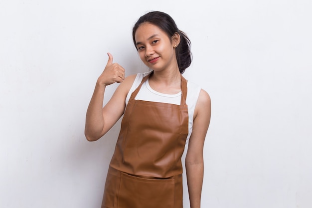 Aziatische vrouw Barista serveerster dragen schort met ok teken gebaar tumb omhoog geïsoleerd op witte achtergrond