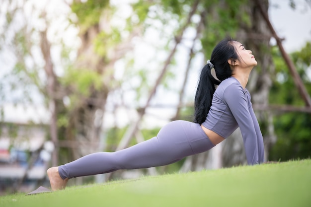 Aziatische vrouw beoefenen van yoga in de tuin
