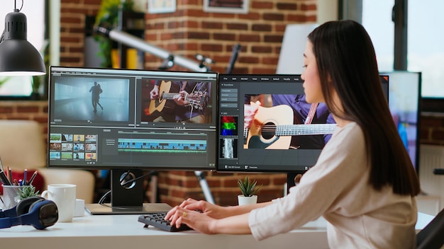 Aziatische vrouw bewerkt video's in een creatieve software op haar kantoor thuis
