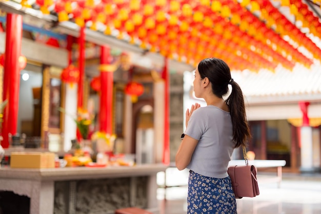 Aziatische vrouw bidt in een Chinese tempel
