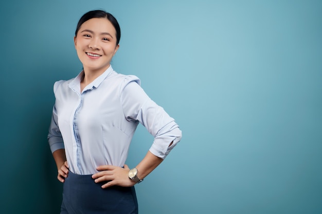 Aziatische vrouw blij verrast poseren op blauw.