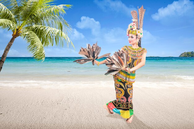 Aziatische vrouw dansen Oost-Kalimantan traditionele dans (Giring-Giring-dans) op het strand