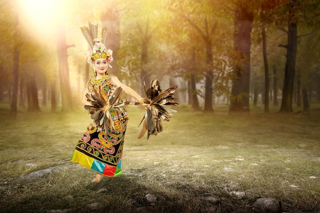 Aziatische vrouw dansen oost-kalimantan traditionele dans (giring-giring-dans) op het veld