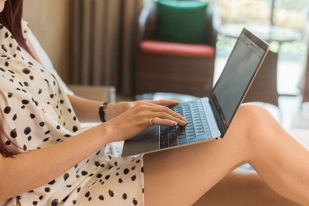 Aziatische vrouw die aan het bed werkt