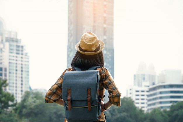 Aziatische vrouw die beginnen met reizen in stad, reis op vakantieconcept backpacken.