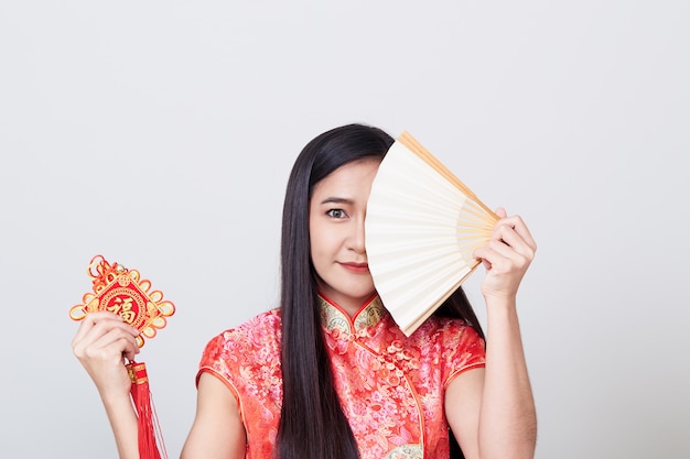 Aziatische vrouw die cheongsam draagt