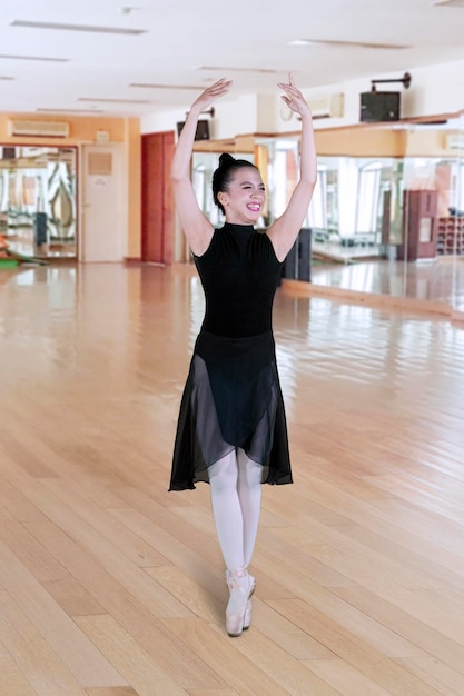 Aziatische vrouw die danst in een balletles
