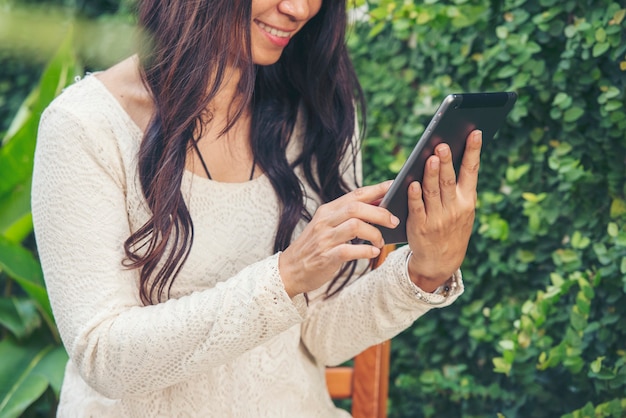 Aziatische vrouw die digitale tablet gebruikt die online winkelt, oproepbericht internettechnologie levensstijl