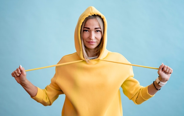 Foto aziatische vrouw die een gele hoodie draagt