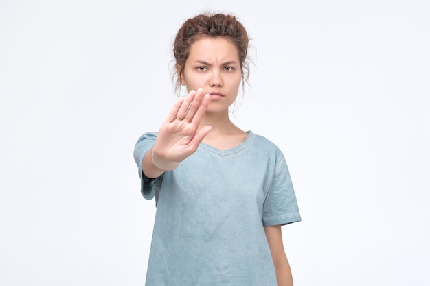 Aziatische vrouw die een slecht idee afwijst terwijl ze een stopgebaar maakt