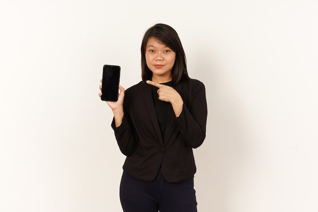 Aziatische vrouw die een zwart pak draagt dat een smartphone vasthoudt en een leeg smartphonescherm laat zien