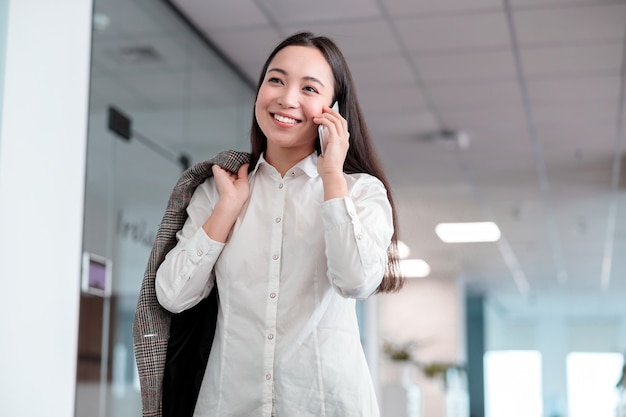 Aziatische vrouw die in het bureau werkt