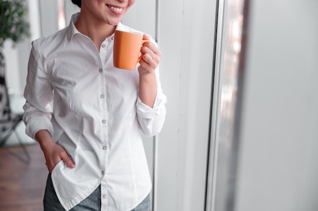 Aziatische vrouw die in het bureau werkt