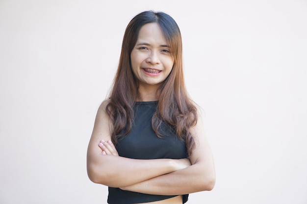 Aziatische vrouw die lacht gelukkig bretels