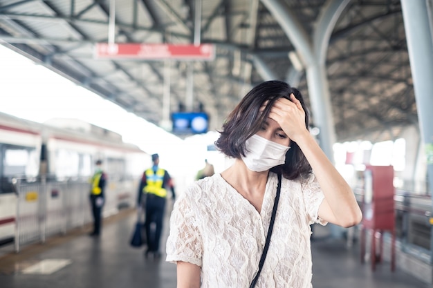 Foto aziatische vrouw die masker draagt om schemering te voorkomen.