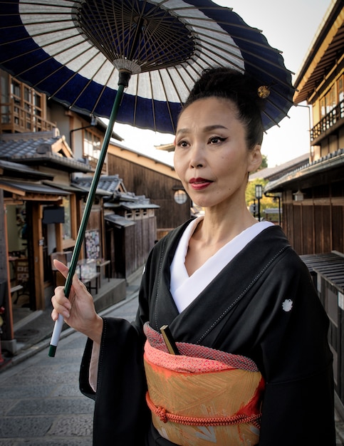 Aziatische vrouw die met kimono bij Yasaka-Pagode in Kyoto lopen