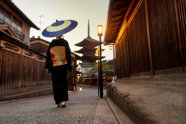 Aziatische vrouw die met kimono bij Yasaka-Pagode in Kyoto lopen