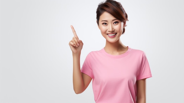aziatische vrouw die roze kleurent-shirt draagt met handhouding en stijl