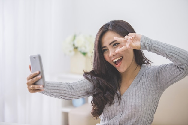 Aziatische vrouw die selfie neemt
