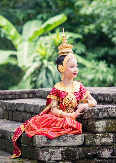 Aziatische vrouw die typische, traditionele thaise kleding draagt, het is letterlijk middel