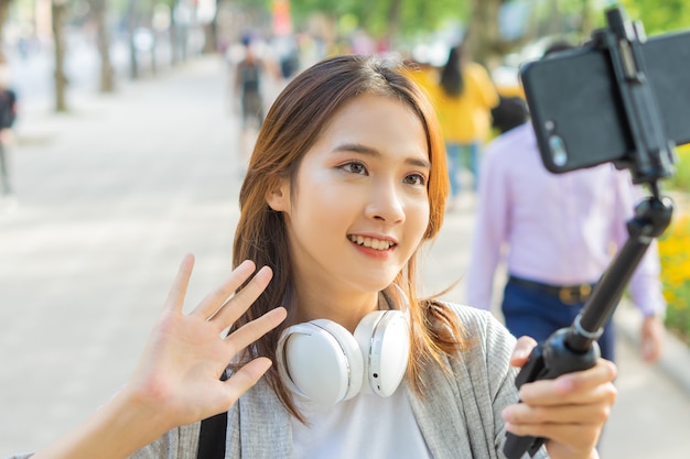 Aziatische vrouw die video opneemt op straat in hanoi, vietnam