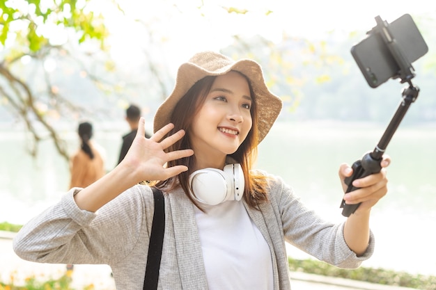 Aziatische vrouw die video opneemt op straat in Hanoi, Vietnam