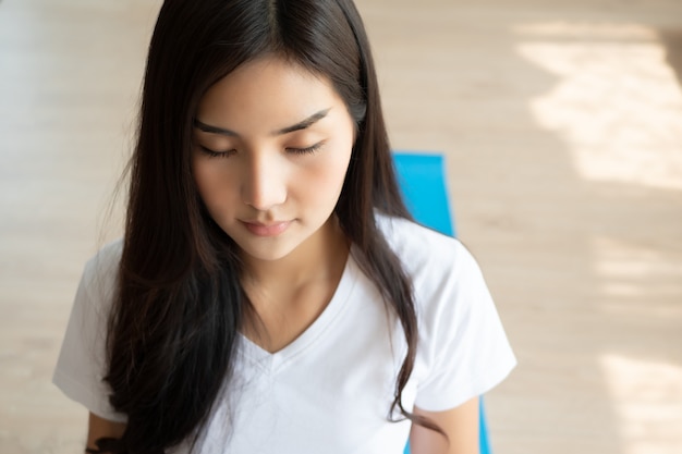 Aziatische vrouw die yoga beoefent