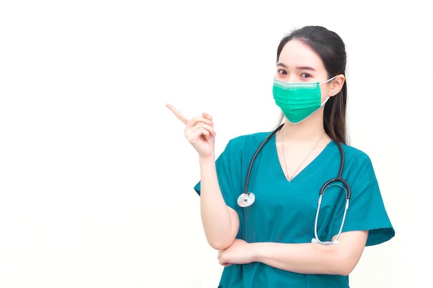 Aziatische vrouw draagt medische kleding en medisch gezichtsmasker om de ziekte van Coronavirus 2019 te beschermen