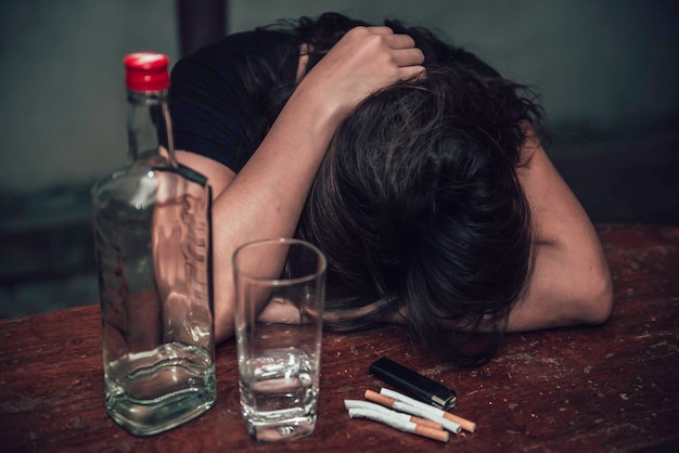 Aziatische vrouw drinkt wodka alleen thuis 's nachtsThailand mensenStress vrouw dronken concept