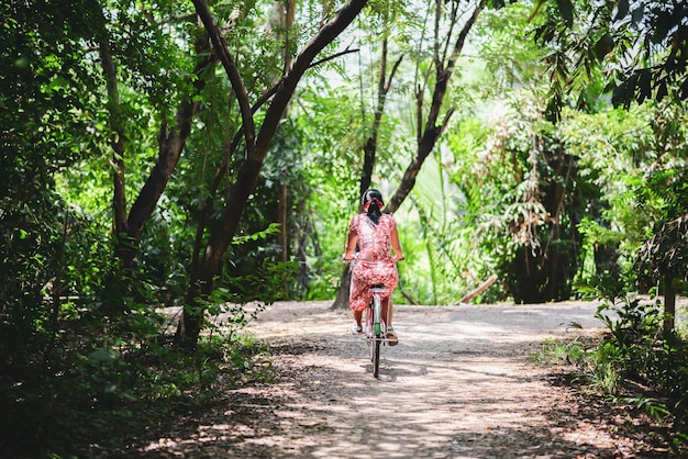 Foto aziatische vrouw fietsten in het stadspark