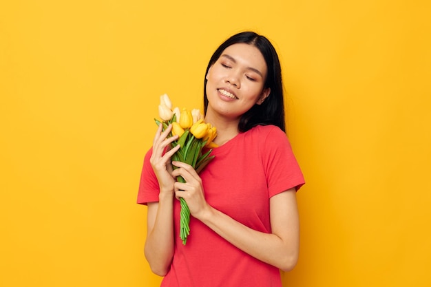 Aziatische vrouw geel boeket bloemen cadeau