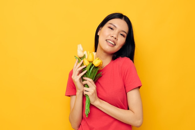 Aziatische vrouw geel boeket bloemen cadeau