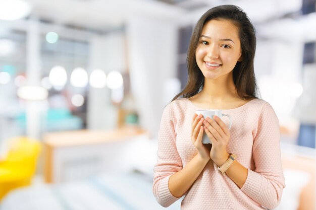 Aziatische vrouw geniet met een kopje koffie