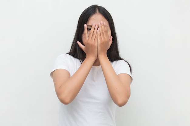 Aziatische vrouw gluren bedekt haar gezicht met haar handen