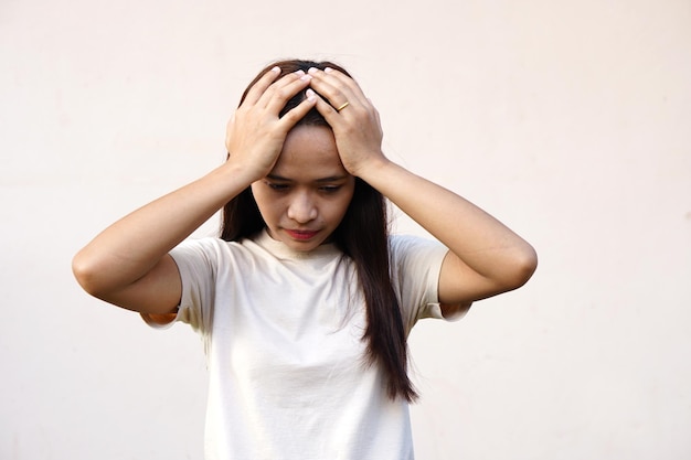 Aziatische vrouw heeft hoofdpijn van het werk